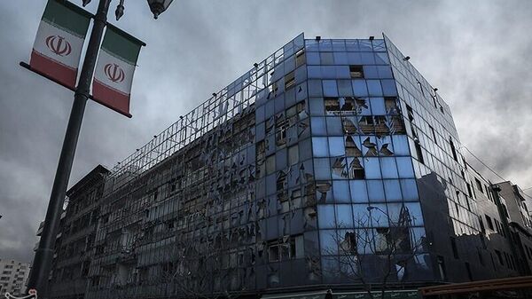 Một tòa nhà bị hư hại sau các cuộc không kích của Mỹ và Israel vào quảng trường “Cách mạng” - Sputnik Việt Nam