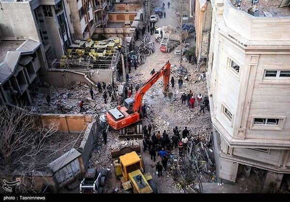 Cảnh tàn phá tại Hamadan sau các cuộc không kích của Mỹ và Israel. - Sputnik Việt Nam