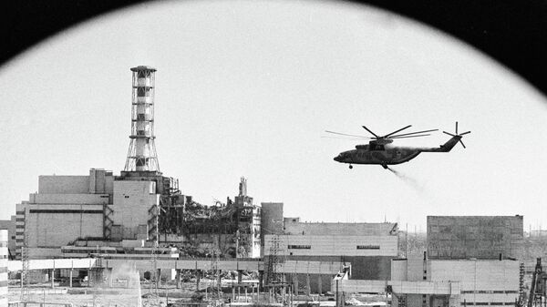 Máy bay trực thăng đang khử nhiễm các tòa nhà tại nhà máy điện hạt nhân Chernobyl sau vụ tai nạn. - Sputnik Việt Nam