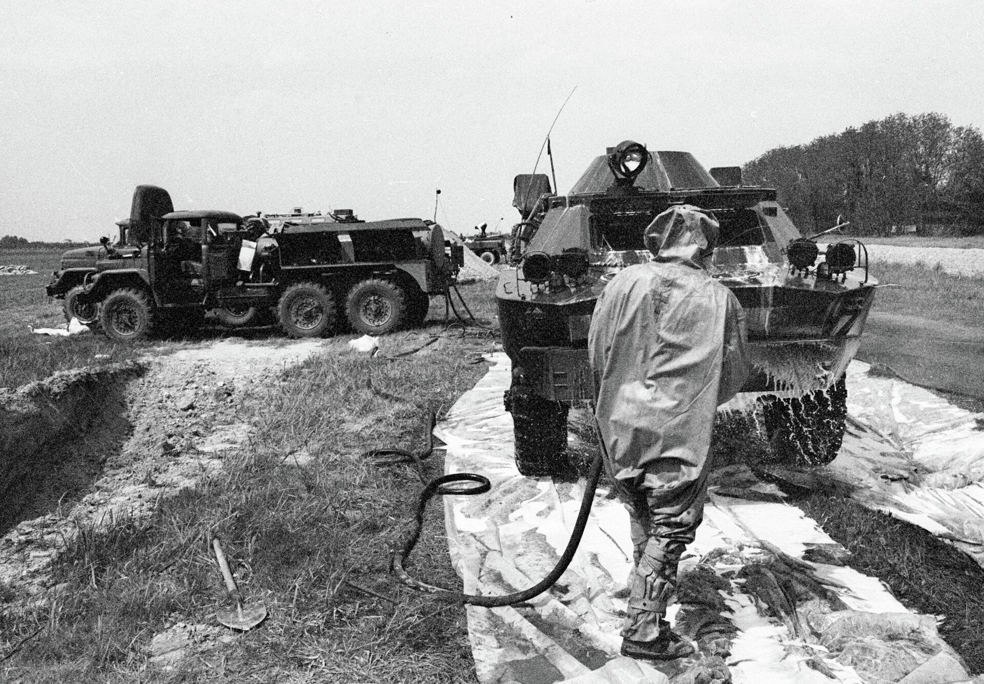 Các thiết bị quân sự hoạt động trong khu vực thảm họa Chernobyl đang được khử nhiễm tại một cơ sở được xây dựng đặc biệt. - Sputnik Việt Nam, 1920, 10.03.2026