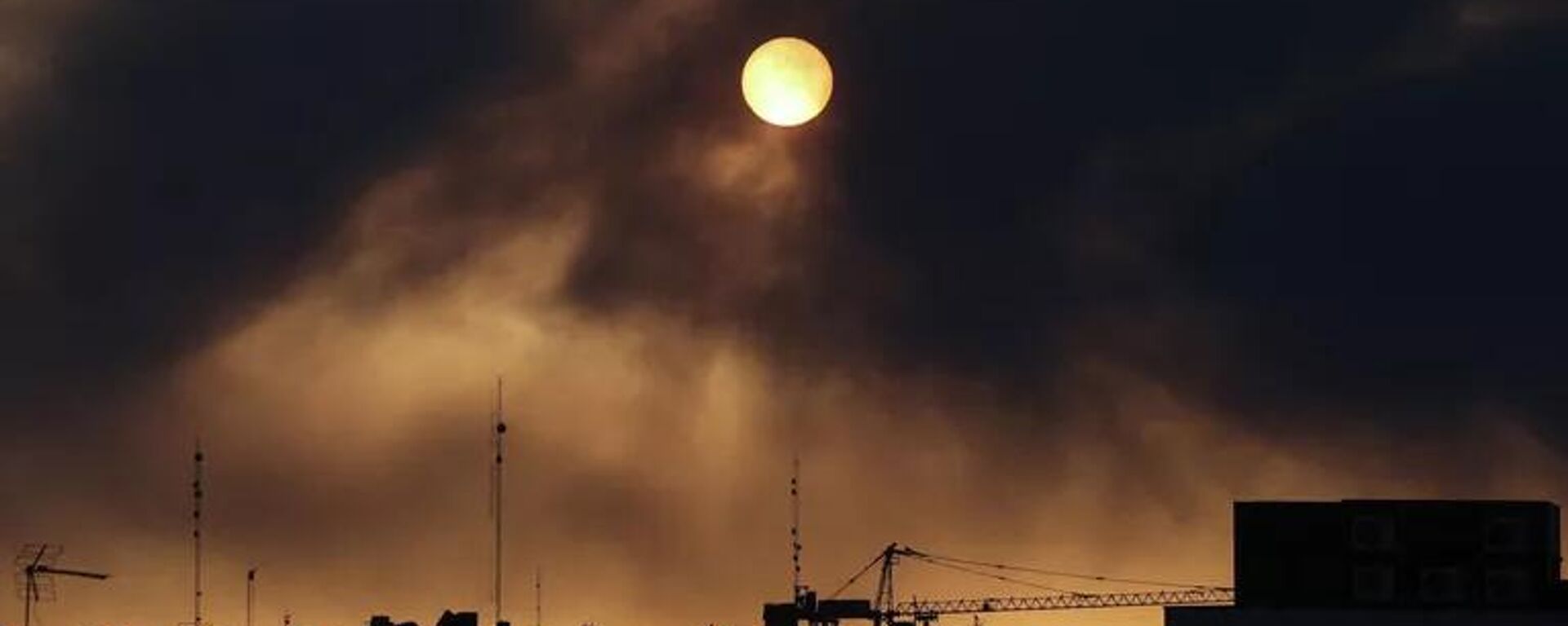 Khói bốc lên từ hiện trường vụ nổ ở Tehran - Sputnik Việt Nam, 1920, 11.03.2026