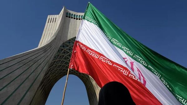 Lá cờ Iran tại quảng trường Azadi ở Tehran - Sputnik Việt Nam