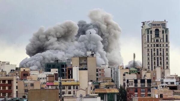 Khói bốc lên từ hiện trường vụ nổ ở Tehran - Sputnik Việt Nam