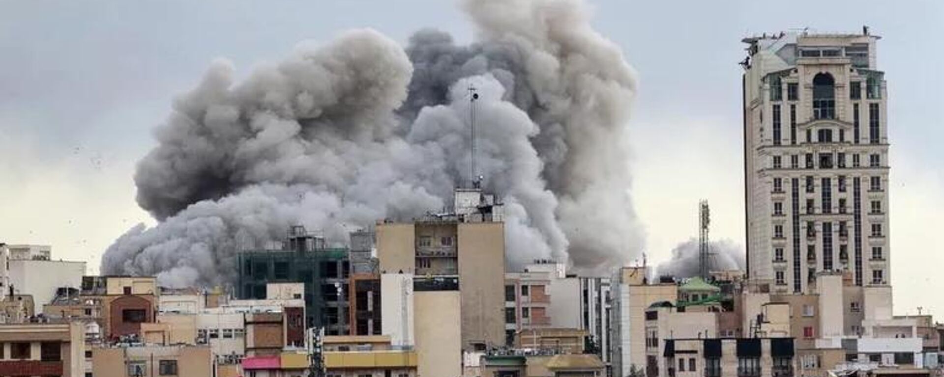 Khói bốc lên từ hiện trường vụ nổ ở Tehran - Sputnik Việt Nam, 1920, 25.03.2026