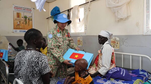 Quà từ Việt Nam được trao cho bệnh nhân đang điều trị tại Bệnh viện Đa khoa Bentiu - Sputnik Việt Nam