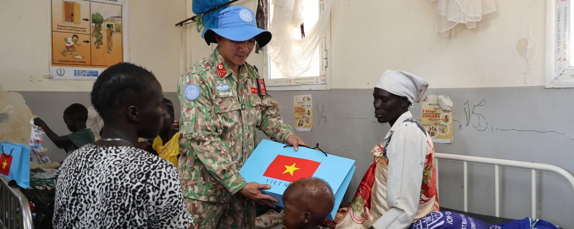 Quà từ Việt Nam được trao cho bệnh nhân đang điều trị tại Bệnh viện Đa khoa Bentiu - Sputnik Việt Nam, 1920, 12.03.2026