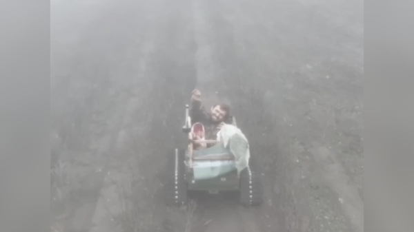 Rồi, chúng ta về nhà thôi: Robot mặt đất đã sơ tán một binh sĩ Nga bị thương từ tiền tuyến gần Konstantinovka - Sputnik Việt Nam