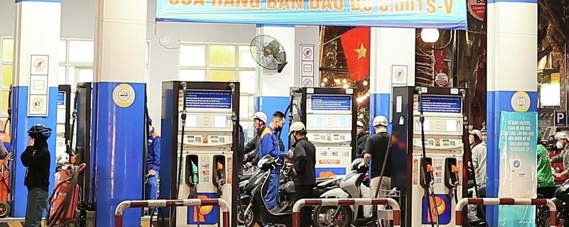 Tối 11/3, giá xăng dầu đồng loạt giảm mạnh từ 22h - Sputnik Việt Nam, 1920, 12.03.2026