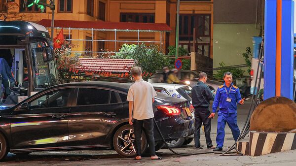 Tối 11/3, giá xăng dầu đồng loạt giảm mạnh từ 22h - Sputnik Việt Nam