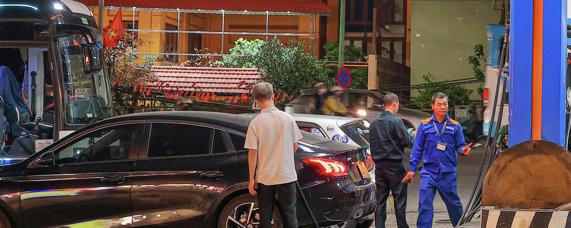 Tối 11/3, giá xăng dầu đồng loạt giảm mạnh từ 22h - Sputnik Việt Nam, 1920, 13.03.2026