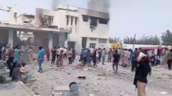 Khói đen bốc lên từ tòa nhà trường học bị phá hủy ở Minab, Iran - Sputnik Việt Nam