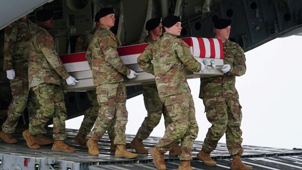 Военнослужащие США выносят гроб с останками погибшего военного в результате военной операции США в Иране - Sputnik Việt Nam