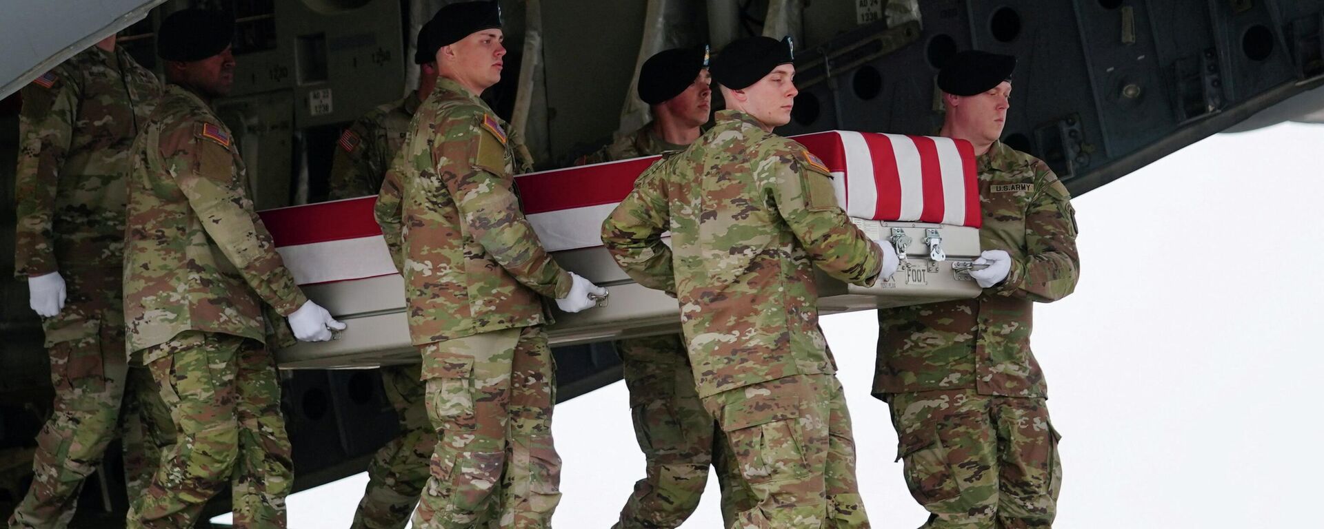 Quân đội Mỹ khiêng quan tài chứa hài cốt của một binh sĩ thiệt mạng trong chiến dịch quân sự của Mỹ ở Iran - Sputnik Việt Nam, 1920, 03.04.2026