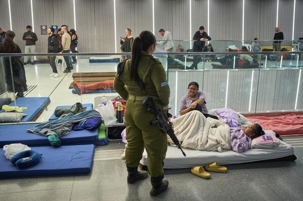 Người dân trú ẩn trong một ga tàu điện ngầm ở Ramat Gan, Israel - Sputnik Việt Nam