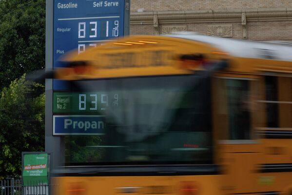 Giá xăng cao tại một trạm xăng ở trung tâm thành phố Los Angeles, Mỹ - Sputnik Việt Nam