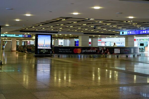 Sảnh đến vắng người tại Sân bay Quốc tế Dubai - Sputnik Việt Nam