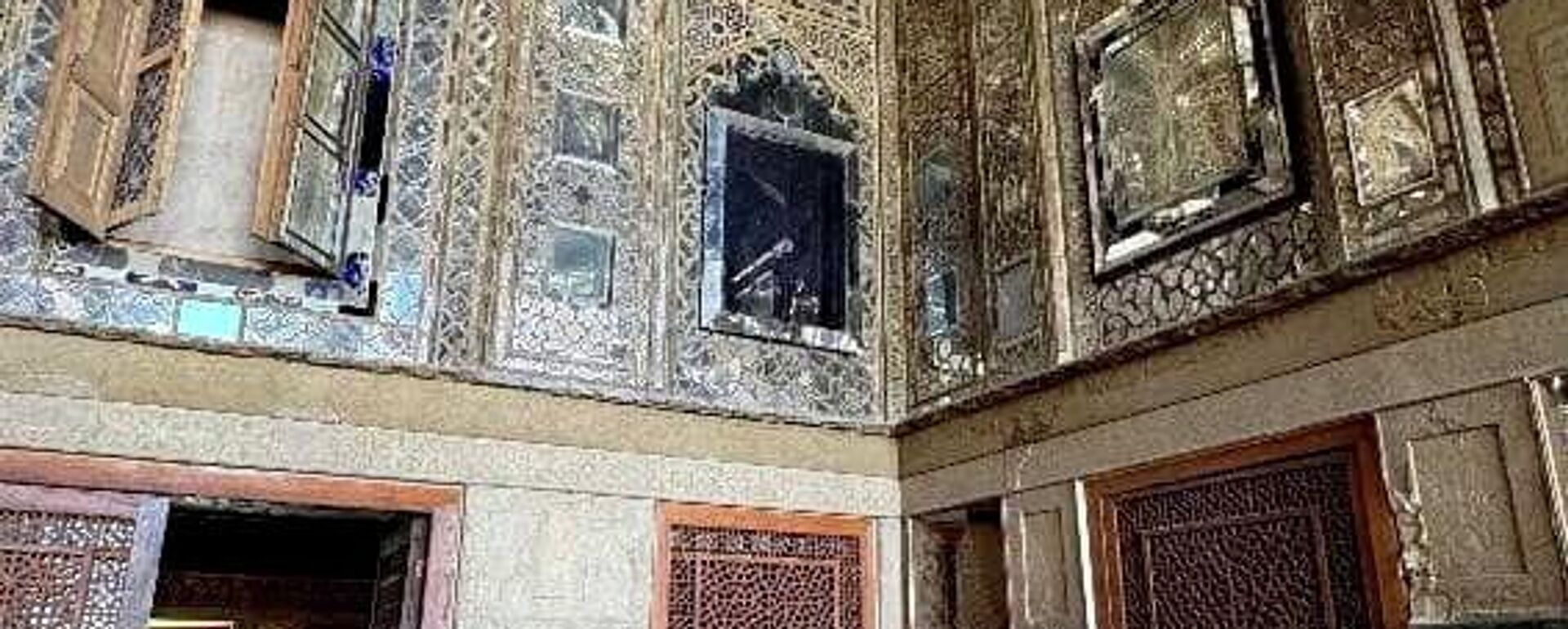 Mảnh vỡ của Cung điện Chehel Sotoun ở Isfahan, Iran - Sputnik Việt Nam, 1920, 21.03.2026