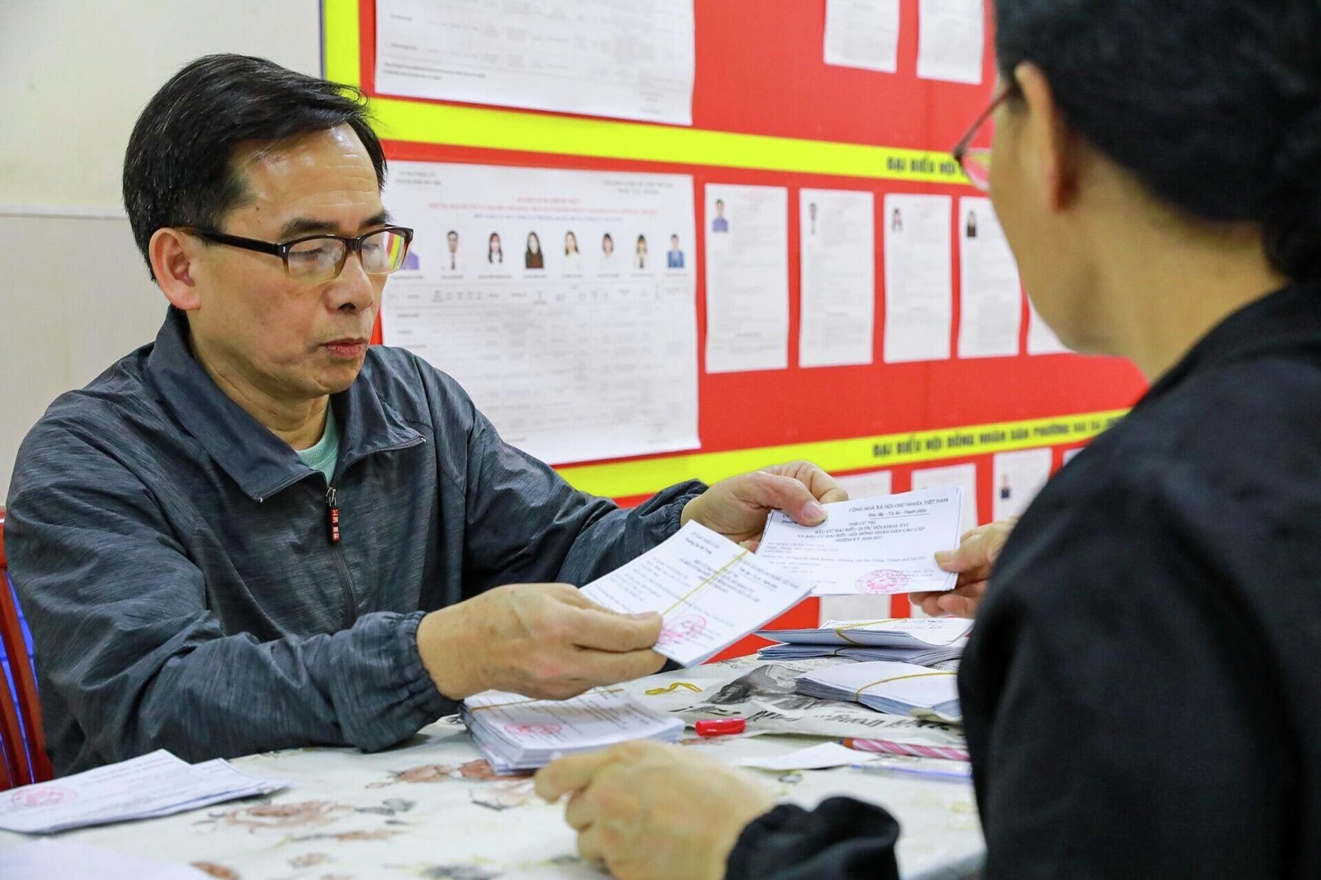 Tại Hà Nội, các khu vực bỏ phiếu đang hoàn tất những khâu chuẩn bị cuối cùng cho bầu cử ĐBQH và HĐND các cấp - Sputnik Việt Nam, 1920, 12.03.2026