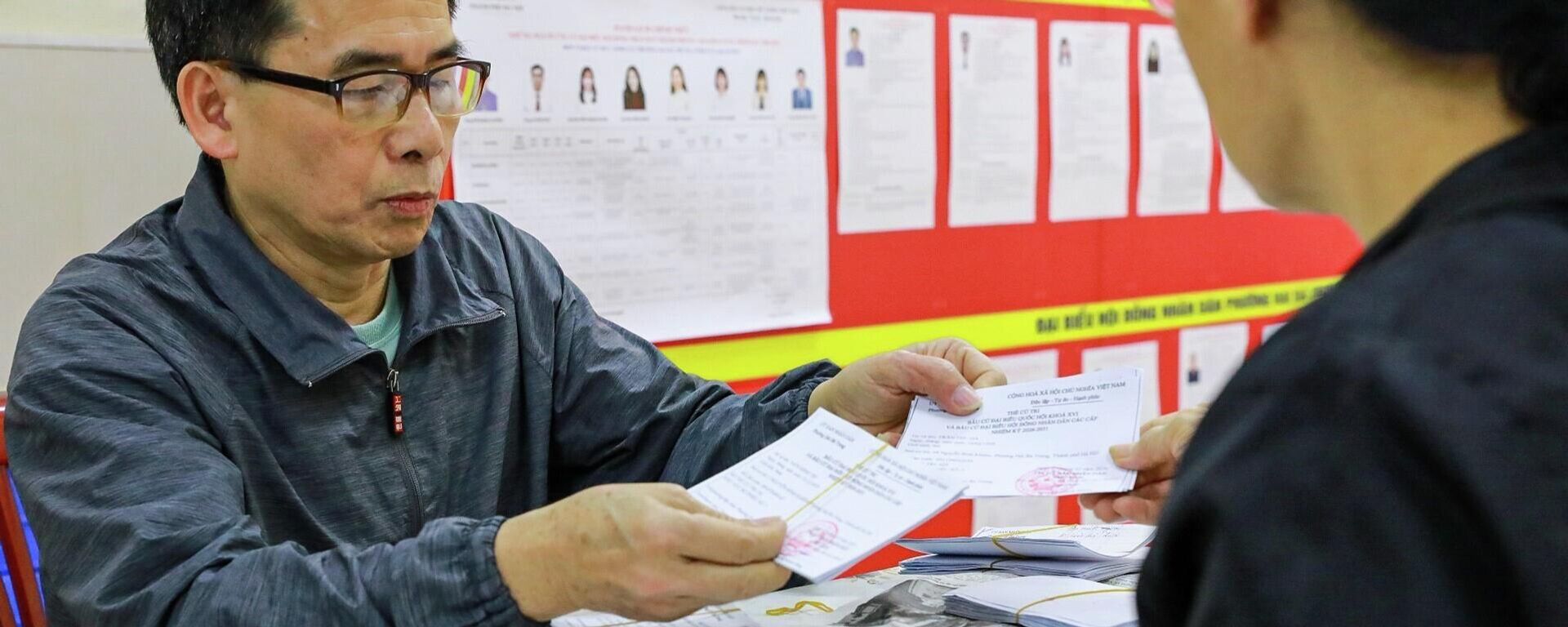 Tại Hà Nội, các khu vực bỏ phiếu đang hoàn tất những khâu chuẩn bị cuối cùng cho bầu cử ĐBQH và HĐND các cấp - Sputnik Việt Nam, 1920, 01.04.2026