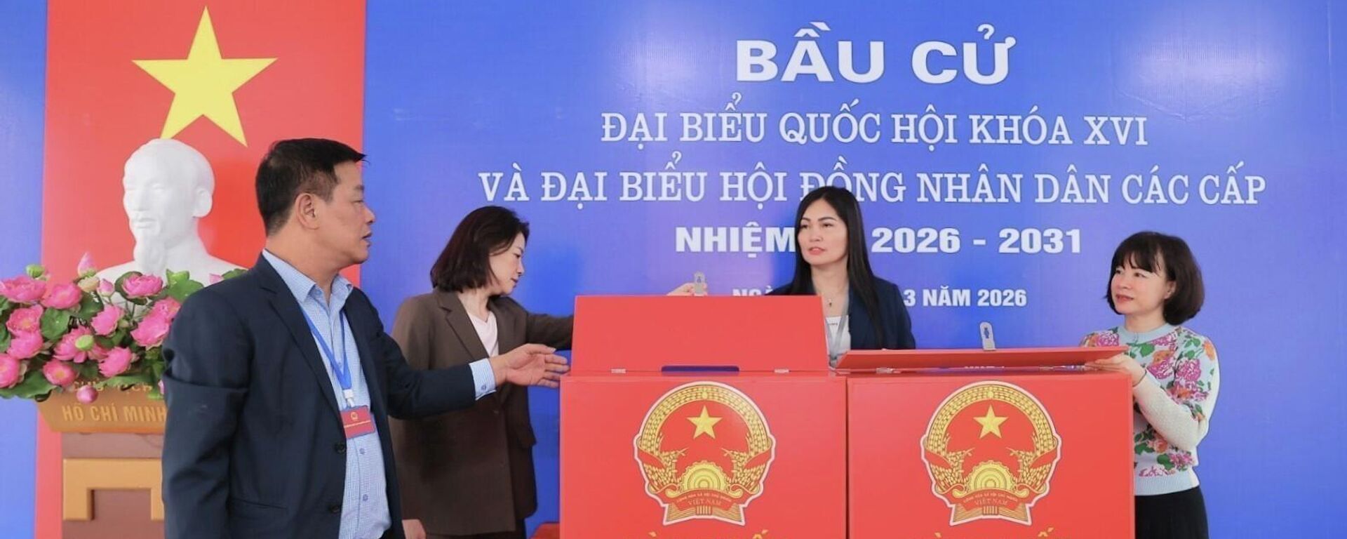 Tại Hà Nội, các khu vực bỏ phiếu đang hoàn tất những khâu chuẩn bị cuối cùng cho bầu cử ĐBQH và HĐND các cấp - Sputnik Việt Nam, 1920, 12.03.2026