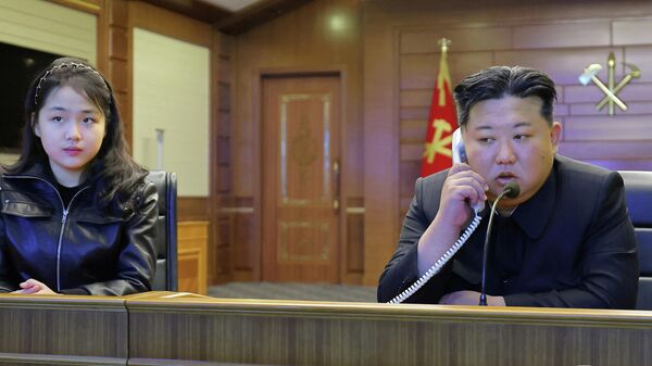 Nhà lãnh đạo Triều Tiên Kim Jong-un và con gái Kim Ju-ae theo dõi vụ phóng thử tên lửa do tàu khu trục Hải quân Triều Tiên “Choe Hyon” thực hiện - Sputnik Việt Nam