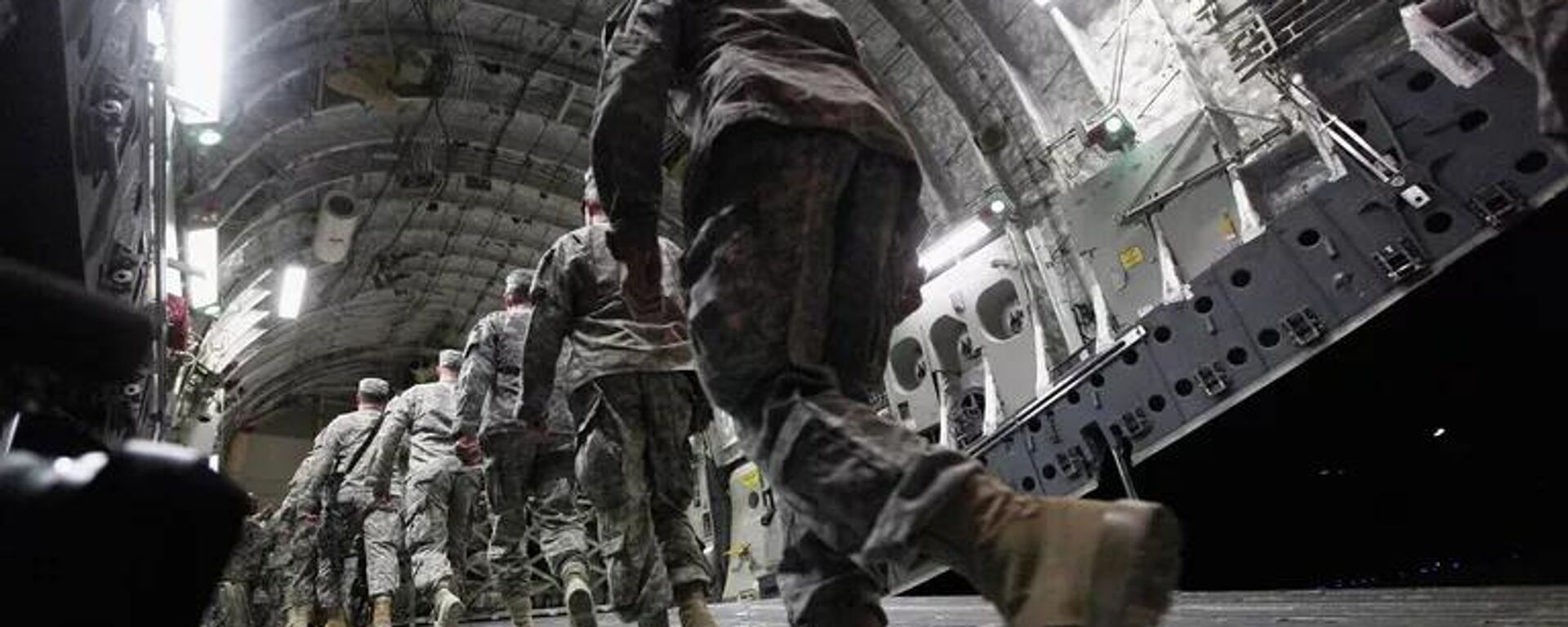 Các binh sĩ Mỹ lên máy bay - Sputnik Việt Nam, 1920, 14.03.2026