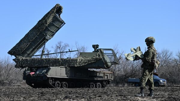 Hệ thống tên lửa phòng không Buk-M3 của nhóm lực lượng Trung tâm Nga đang làm nhiệm vụ chiến đấu tại hướng Dobropolye trong một chiến dịch quân sự đặc biệt - Sputnik Việt Nam