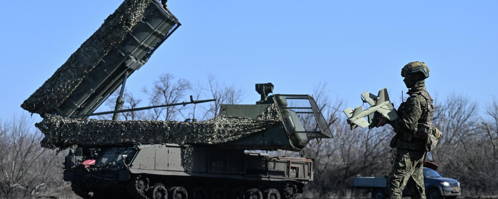 Hệ thống tên lửa phòng không Buk-M3 của nhóm lực lượng Trung tâm Nga đang làm nhiệm vụ chiến đấu tại hướng Dobropolye trong một chiến dịch quân sự đặc biệt - Sputnik Việt Nam, 1920, 23.03.2026