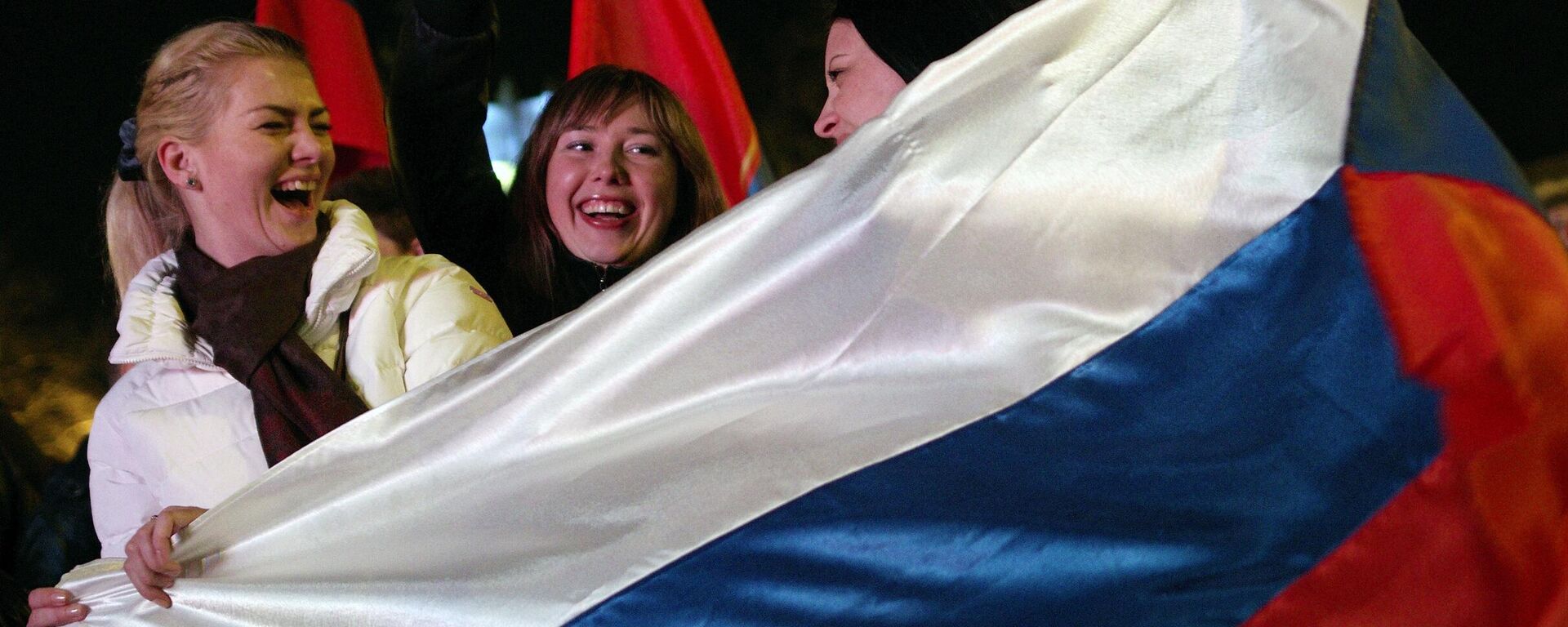 Các cư dân Sevastopol trong buổi hòa nhạc tại Quảng trường P.S. Nakhimov kỷ niệm việc Crưm sáp nhập vào Liên bang Nga - Sputnik Việt Nam, 1920, 16.03.2026