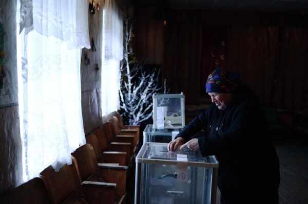 Bỏ phiếu trong cuộc trưng cầu dân ý về quy chế của Crưm tại điểm bỏ phiếu ở làng Shirokoye - Sputnik Việt Nam