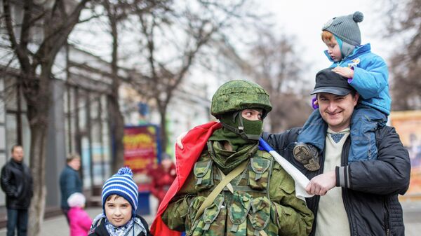 Các cư dân Simferopol chụp ảnh với một quân nhân - Sputnik Việt Nam