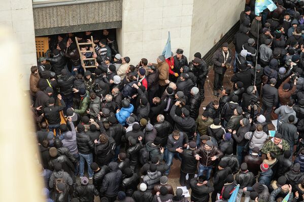 Các thành viên tham gia cuộc biểu tình quần chúng "Đứng lên bảo vệ Crưm" gần tòa nhà Nghị viện Crưm ở Simferopol - Sputnik Việt Nam