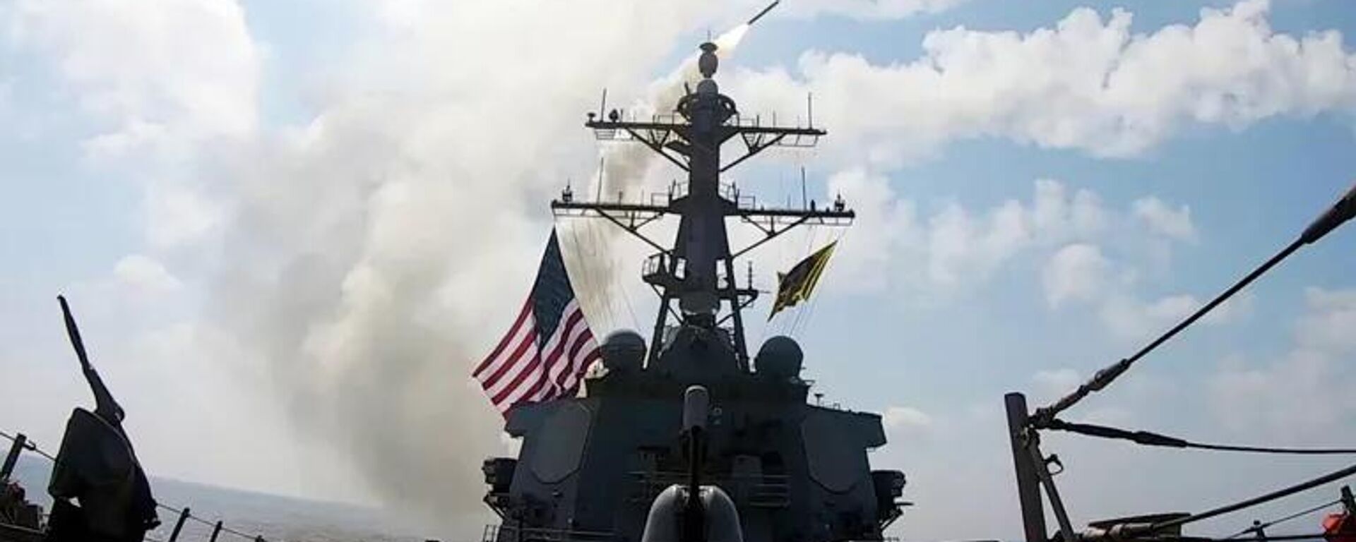 Một quả tên lửa được phóng từ một tàu chiến của Hải quân Hoa Kỳ trong Chiến dịch Epic Fury - Sputnik Việt Nam, 1920, 16.03.2026