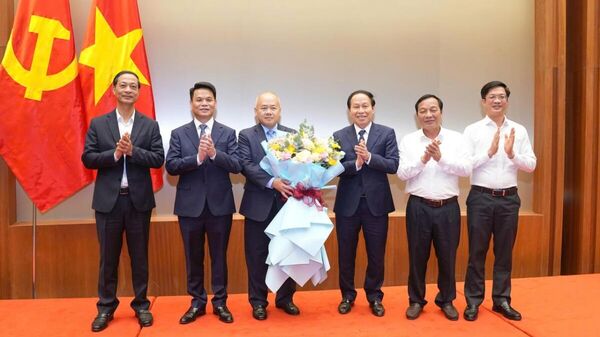 Thường trực Thành ủy Hải Phòng tặng hoa chúc mừng tân Phó Bí thư Đỗ Thành Trung - Sputnik Việt Nam