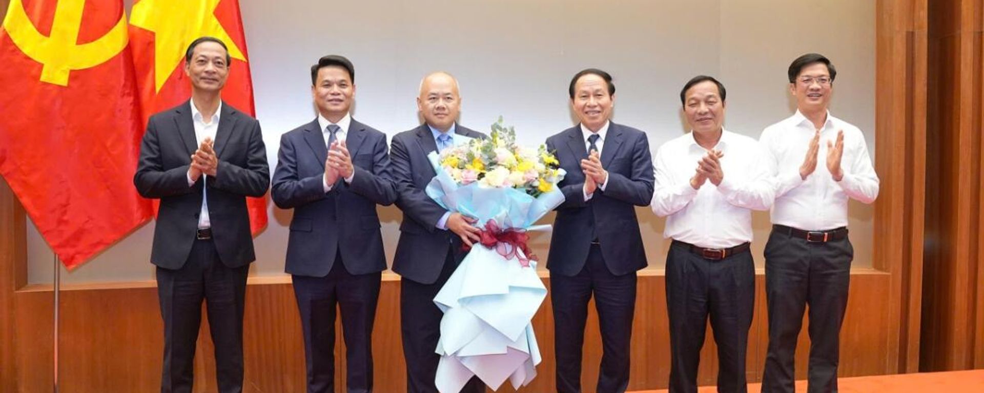 Thường trực Thành ủy Hải Phòng tặng hoa chúc mừng tân Phó Bí thư Đỗ Thành Trung - Sputnik Việt Nam, 1920, 16.03.2026