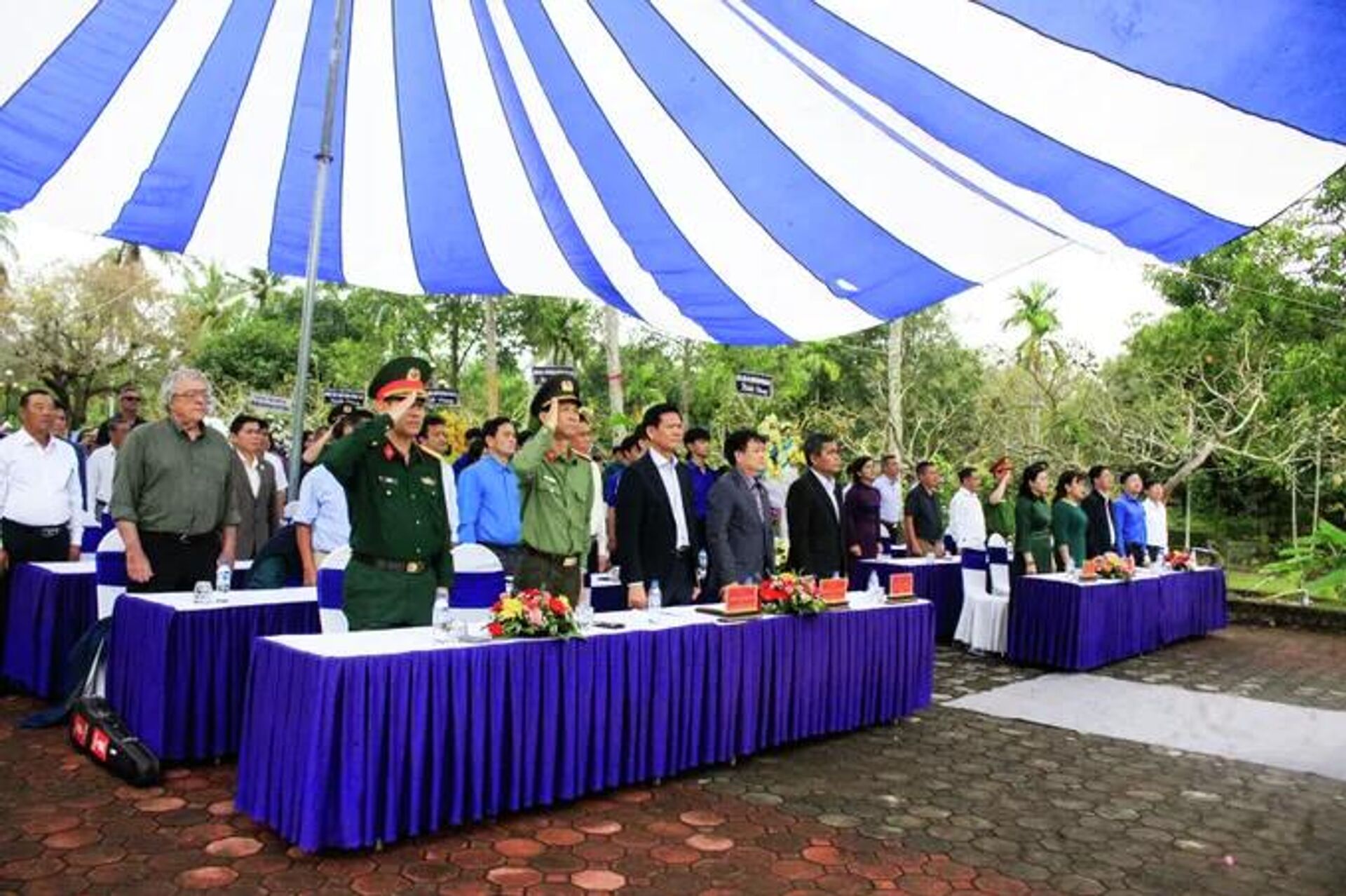 Lãnh đạo tỉnh Quảng Ngãi và các đại biểu chào cờ tại lễ tưởng niệm - Sputnik Việt Nam, 1920, 17.03.2026