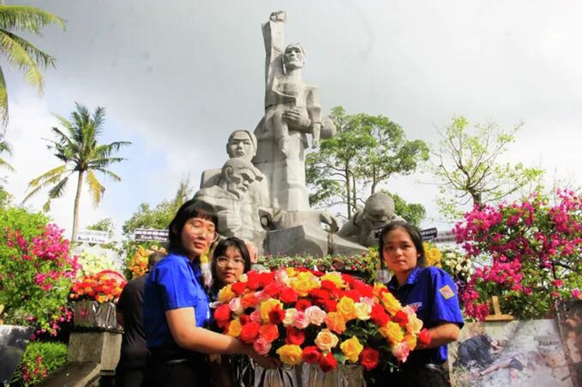 Hoa hồng dâng lên tượng đài Sơn Mỹ - Sputnik Việt Nam, 1920, 17.03.2026