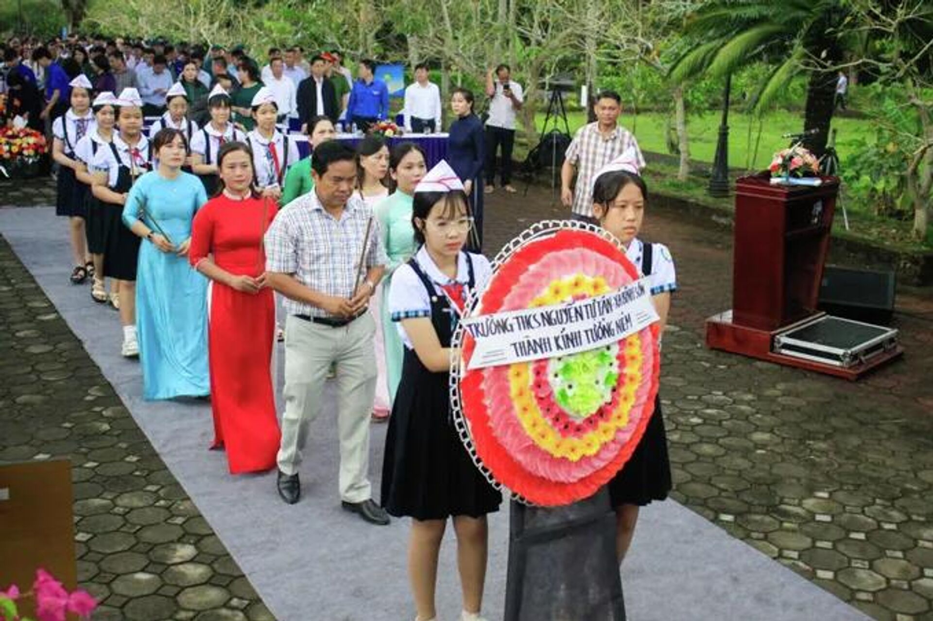 Các giáo viên và học sinh dâng hương tưởng niệm - Sputnik Việt Nam, 1920, 17.03.2026
