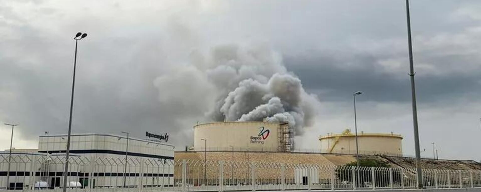 Khói bốc lên từ hiện trường vụ tấn công vào nhà máy lọc dầu BAPCO ở quận Sitra, Bahrain - Sputnik Việt Nam, 1920, 17.03.2026