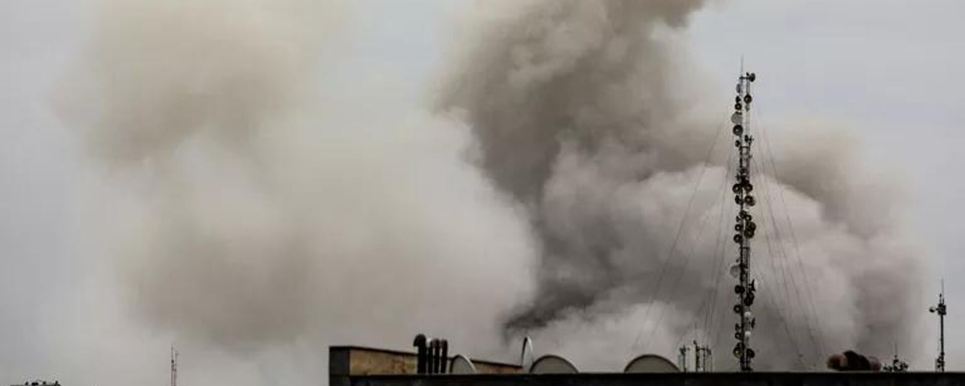 Khói bốc lên sau một cuộc tấn công ở Tehran, Iran - Sputnik Việt Nam, 1920, 18.03.2026