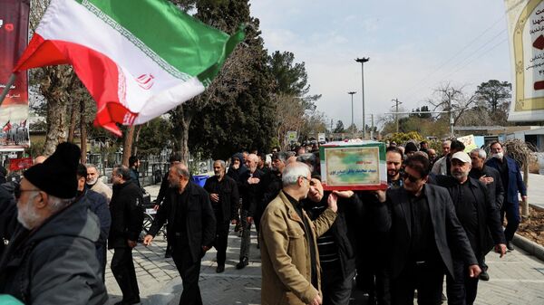 Lễ tang tại Tehran tưởng niệm các nạn nhân của các cuộc không kích của Mỹ - Israel. Ngày 9/3/2026. - Sputnik Việt Nam