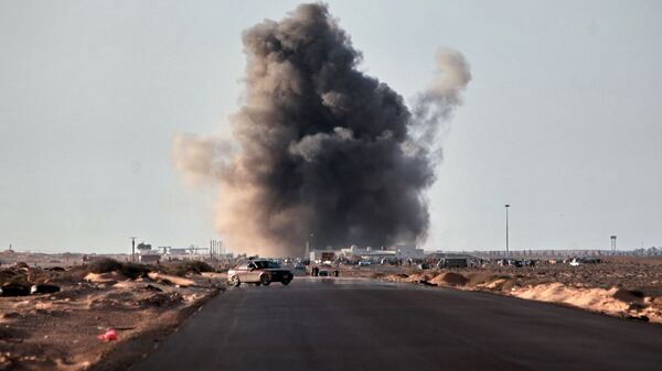 Vụ nổ tên lửa do máy bay chiến đấu bắn ở thành phố Ras Lanuf - Sputnik Việt Nam