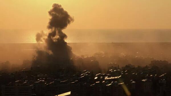 Khói bốc lên từ hiện trường vụ nổ ở vùng ngoại ô phía nam Beirut - Sputnik Việt Nam