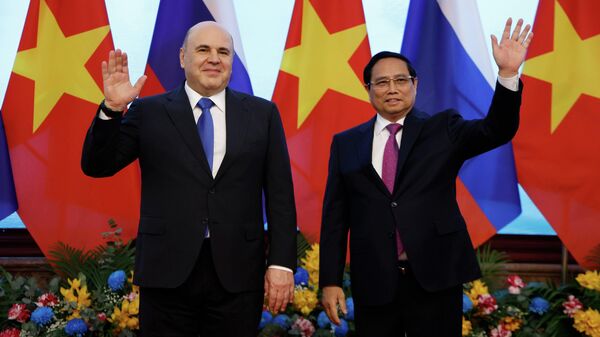 Thủ tướng Nga Mikhail Mishustin và Thủ tướng Việt Nam Phạm Minh Chính chụp ảnh lưu niệm tại Hà Nội - Sputnik Việt Nam