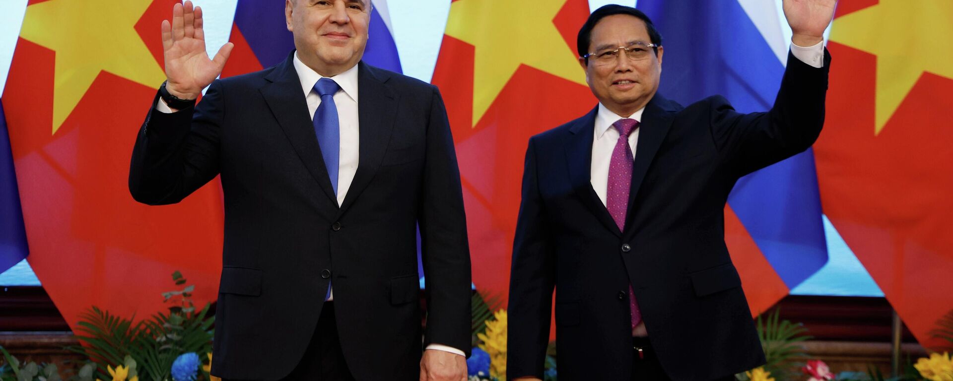 Thủ tướng Nga Mikhail Mishustin và Thủ tướng Việt Nam Phạm Minh Chính chụp ảnh lưu niệm tại Hà Nội - Sputnik Việt Nam, 1920, 19.03.2026