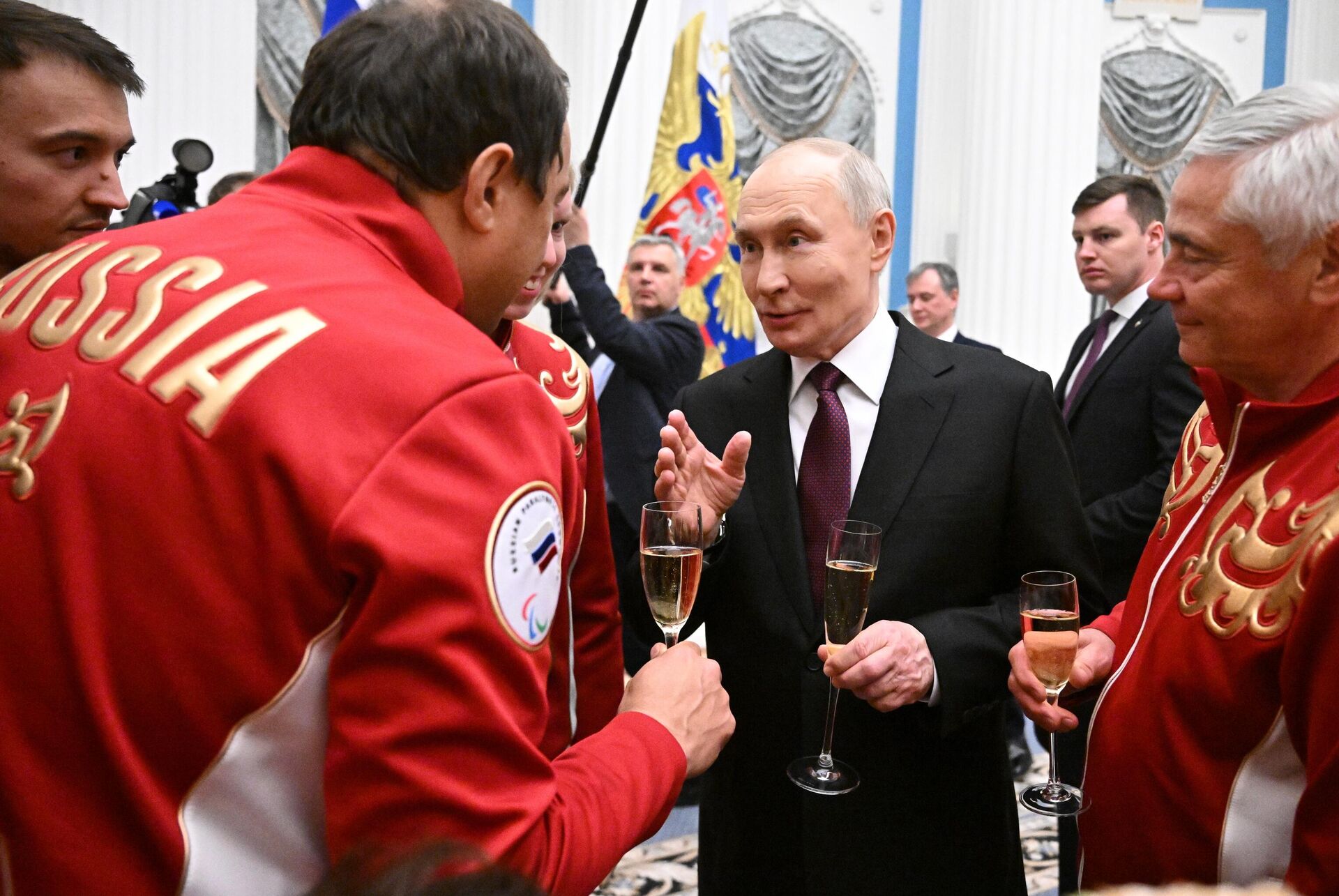 Tổng thống Nga Vladimir Putin tại lễ trao giải thưởng nhà nước cho các vận động viên Nga đoạt huy chương và chiến thắng tại Thế vận hội Paralympic mùa đông lần thứ XIV ở Ý - Sputnik Việt Nam, 1920, 19.03.2026