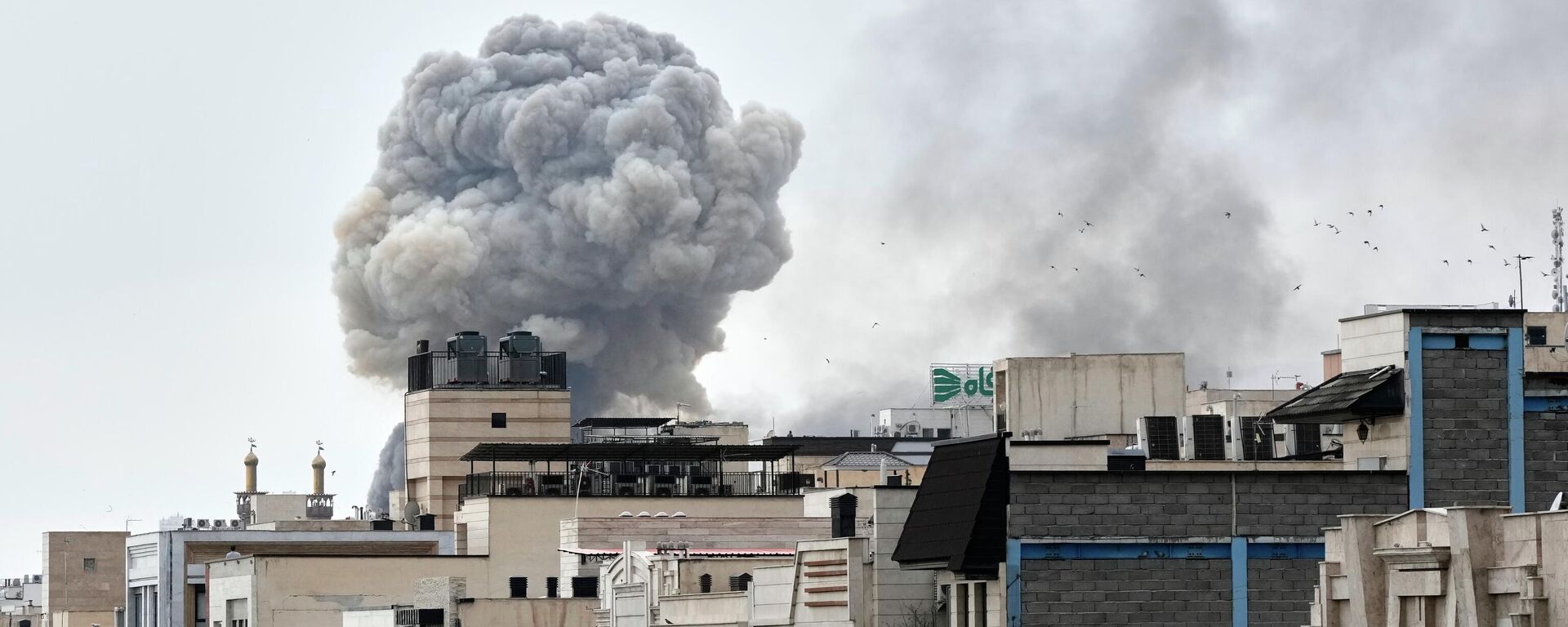 Một cột khói bốc lên sau một vụ tấn công ở Tehran, Iran, thứ Hai, ngày 2 tháng 3 năm 2026 - Sputnik Việt Nam, 1920, 20.03.2026