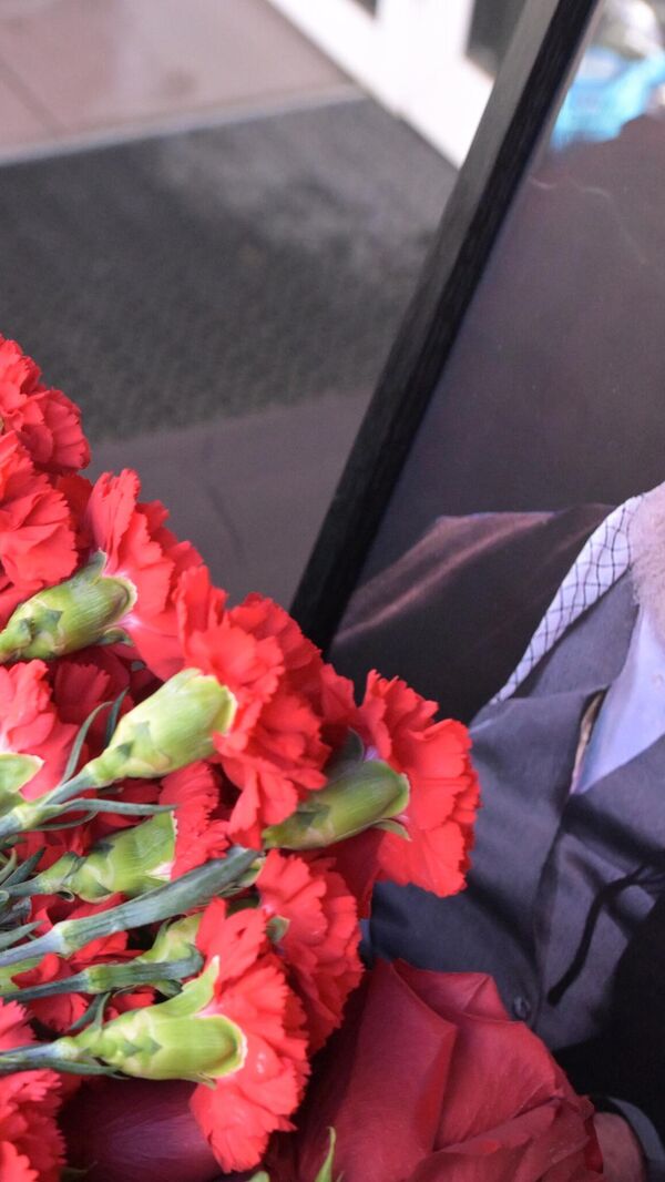 Đặt hoa tại Tổng Lãnh sự quán Iran ở Kazan - Sputnik Việt Nam