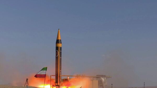 Trong bức ảnh do Bộ Quốc phòng Iran công bố vào ngày 25 tháng 5 năm 2023, tên lửa Khorramshahr-4 được phóng tại một địa điểm không được tiết lộ, Iran - Sputnik Việt Nam