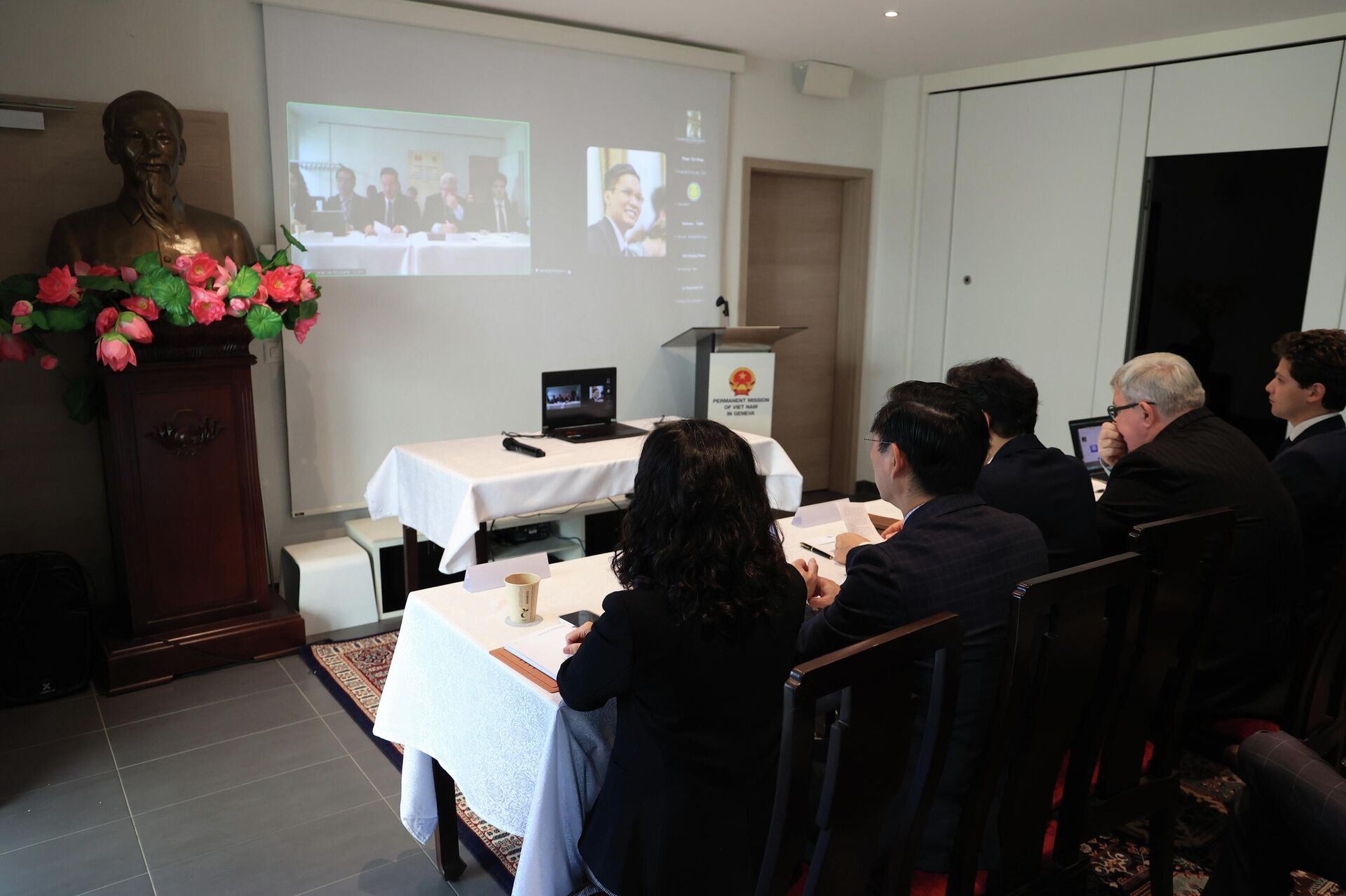 Phái đoàn Việt Nam tại Geneva thảo luận về các diễn biến mới trong chính sách thuế quan của Mỹ  - Sputnik Việt Nam, 1920, 22.03.2026